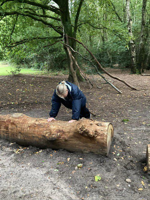 Vrouw in sportkleding traint in het bos