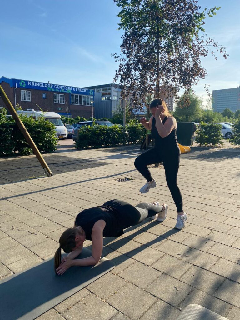 2 vrouwen in sportkleding trainen samen buiten